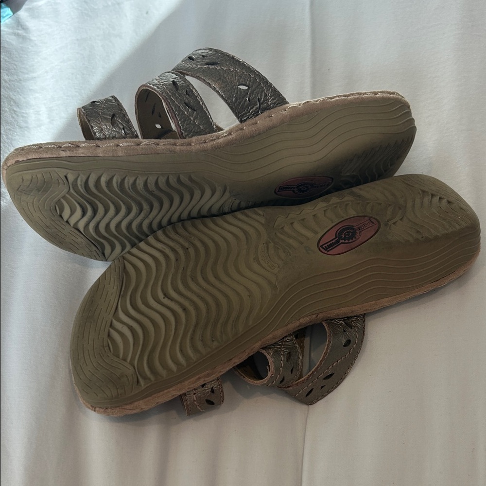 Earth Spirit Gold Tone Leather Slide Sandals Size 8 - Picture 3 of 5